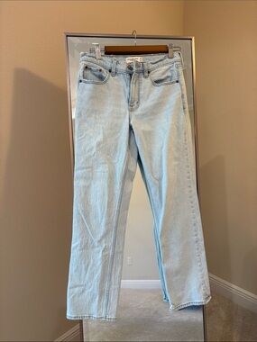 Abercrombie Mid Rise 90’s Light  Wash Women's Straight Leg Jeans size 2S